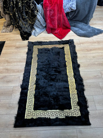 Orijinal Koyun Derisi Halı – Siyah & Gold Desenli | Yumuşacık Dokunuş