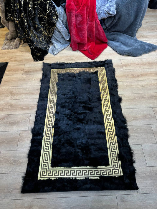 Orijinal Koyun Derisi Halı – Siyah & Gold Desenli | Yumuşacık Dokunuş