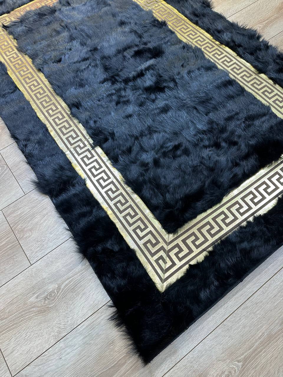 Orijinal Koyun Derisi Halı – Siyah & Gold Desenli | Yumuşacık Dokunuş
