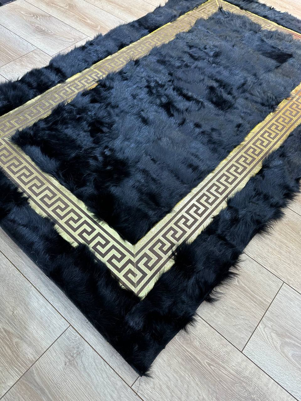 Orijinal Koyun Derisi Halı – Siyah & Gold Desenli | Yumuşacık Dokunuş