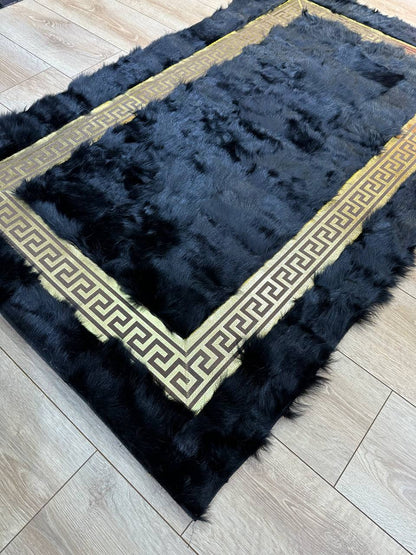 Orijinal Koyun Derisi Halı – Siyah & Gold Desenli | Yumuşacık Dokunuş