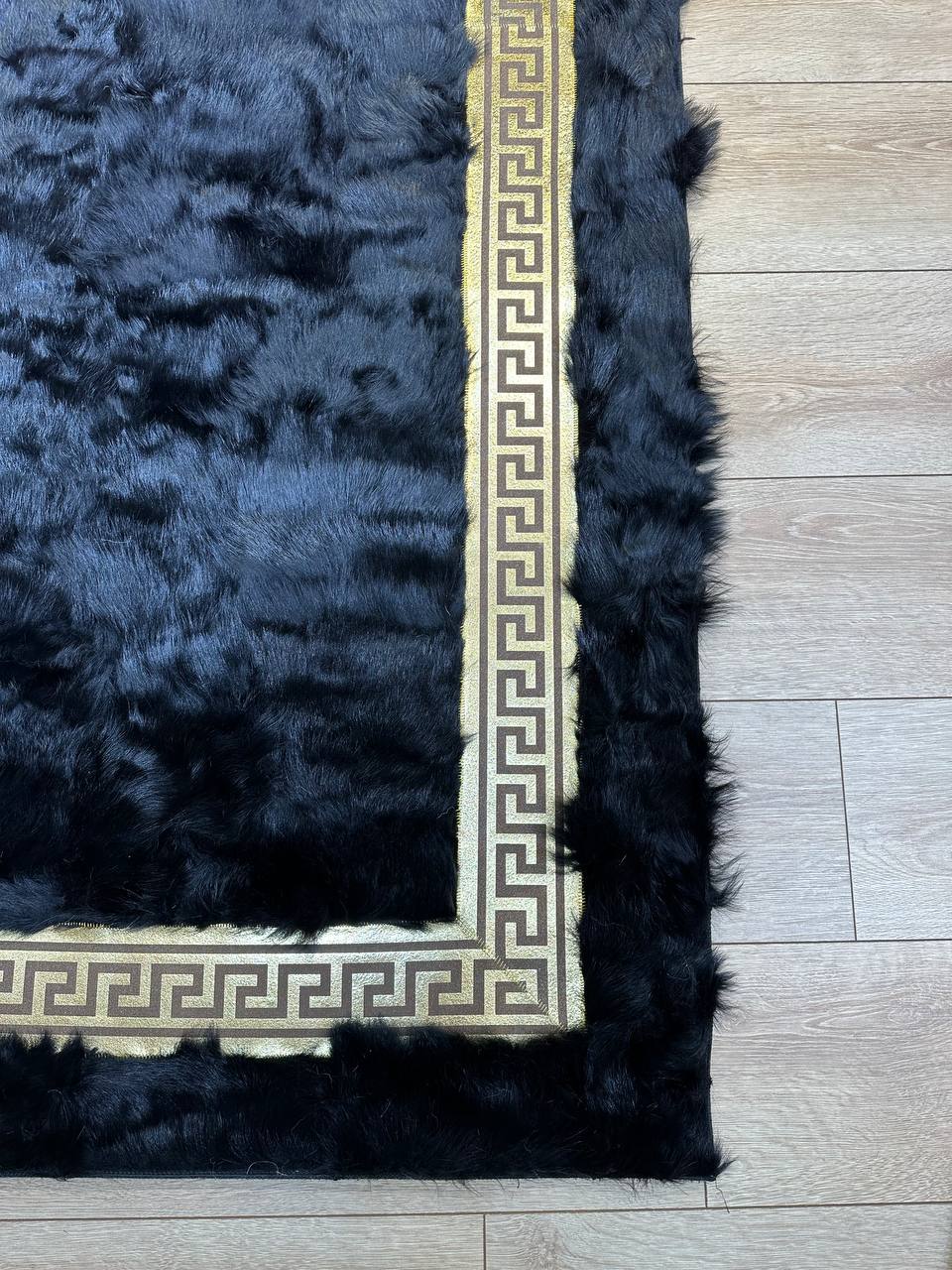 Orijinal Koyun Derisi Halı – Siyah & Gold Desenli | Yumuşacık Dokunuş