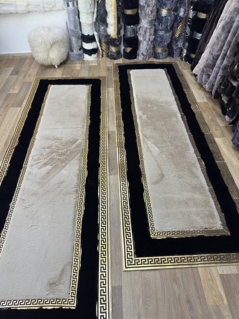 El Yapımı Siyah Bej Peluş Halı – Yumuşak ve Şık Tasarım