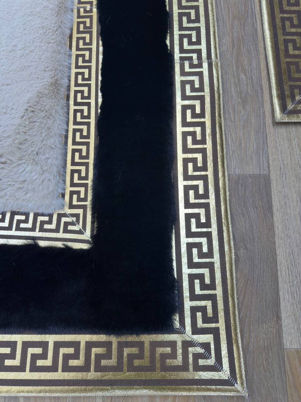 El Yapımı Siyah Bej Peluş Halı – Yumuşak ve Şık Tasarım