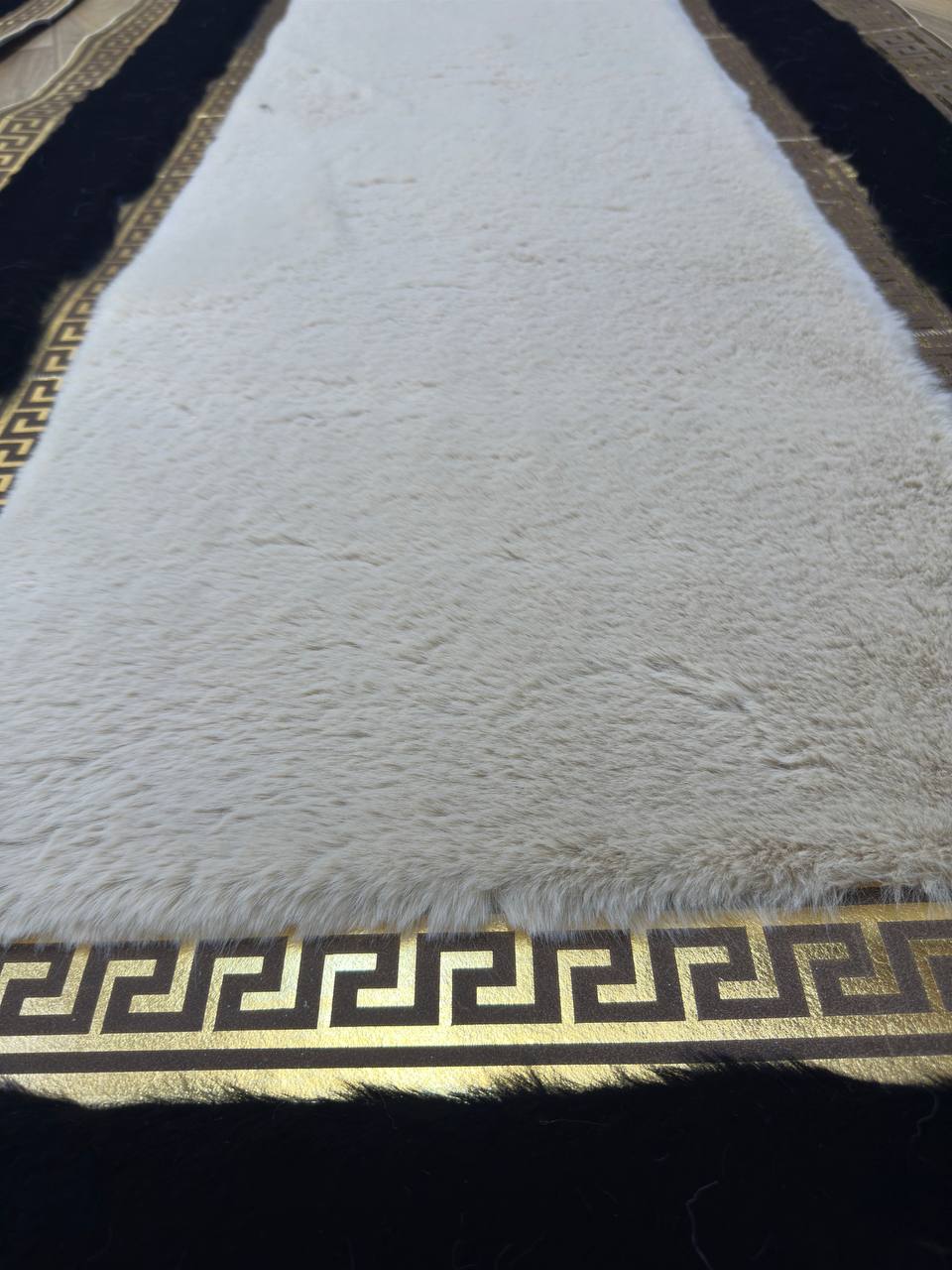 El Yapımı Siyah Bej Peluş Halı – Yumuşak ve Şık Tasarım