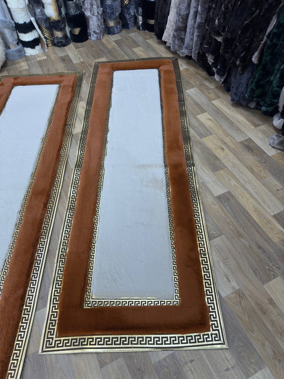 1. Kalite El Yapımı Kahve Beyaz Peluş Halı – Yumuşak ve Şık Tasarım