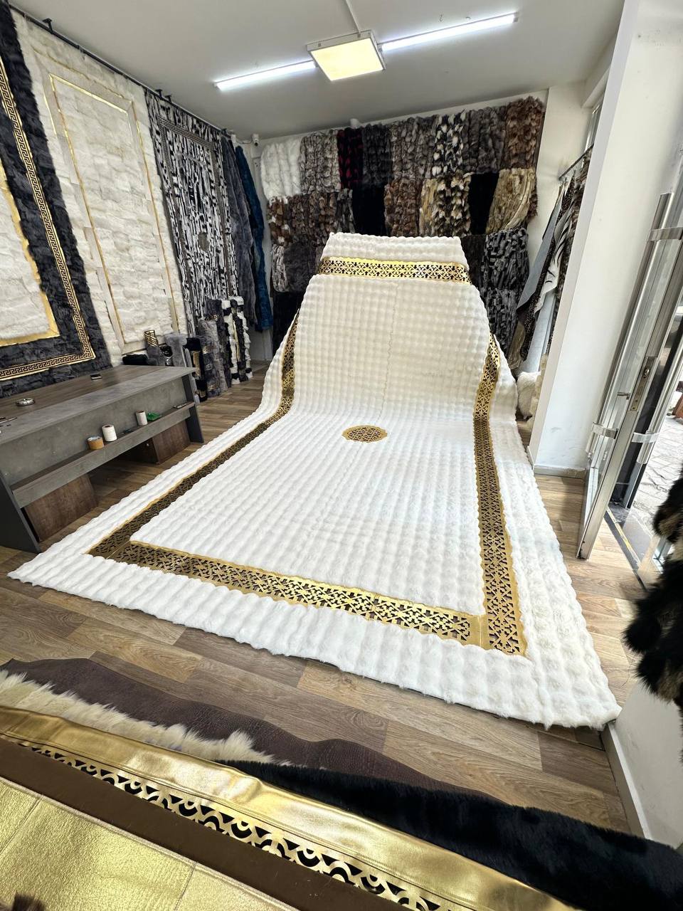 Beyaz Altın Lüks Peluş Halı – El Yapımı, Yumuşak ve Işıltılı Tasarım