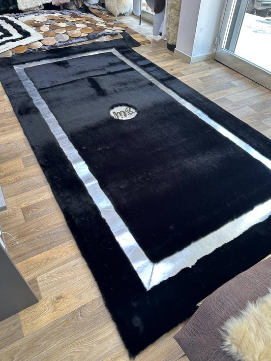 El Yapımı Siyah Peluş Halı – Altın Bordürlü, Kaymaz Süet Deri Tabanlı